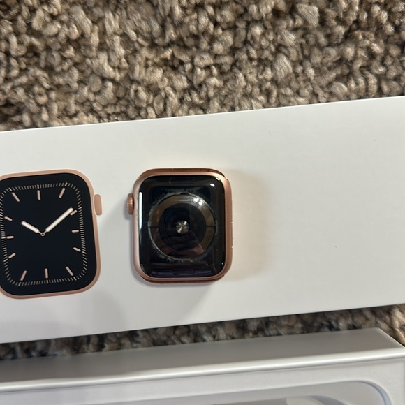 USED apple watch 2018 SERIES 5 - Picture 2 of 4